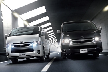 (左):VAN・2WD・2800ディーゼル・標準ボディ・スーパーGL